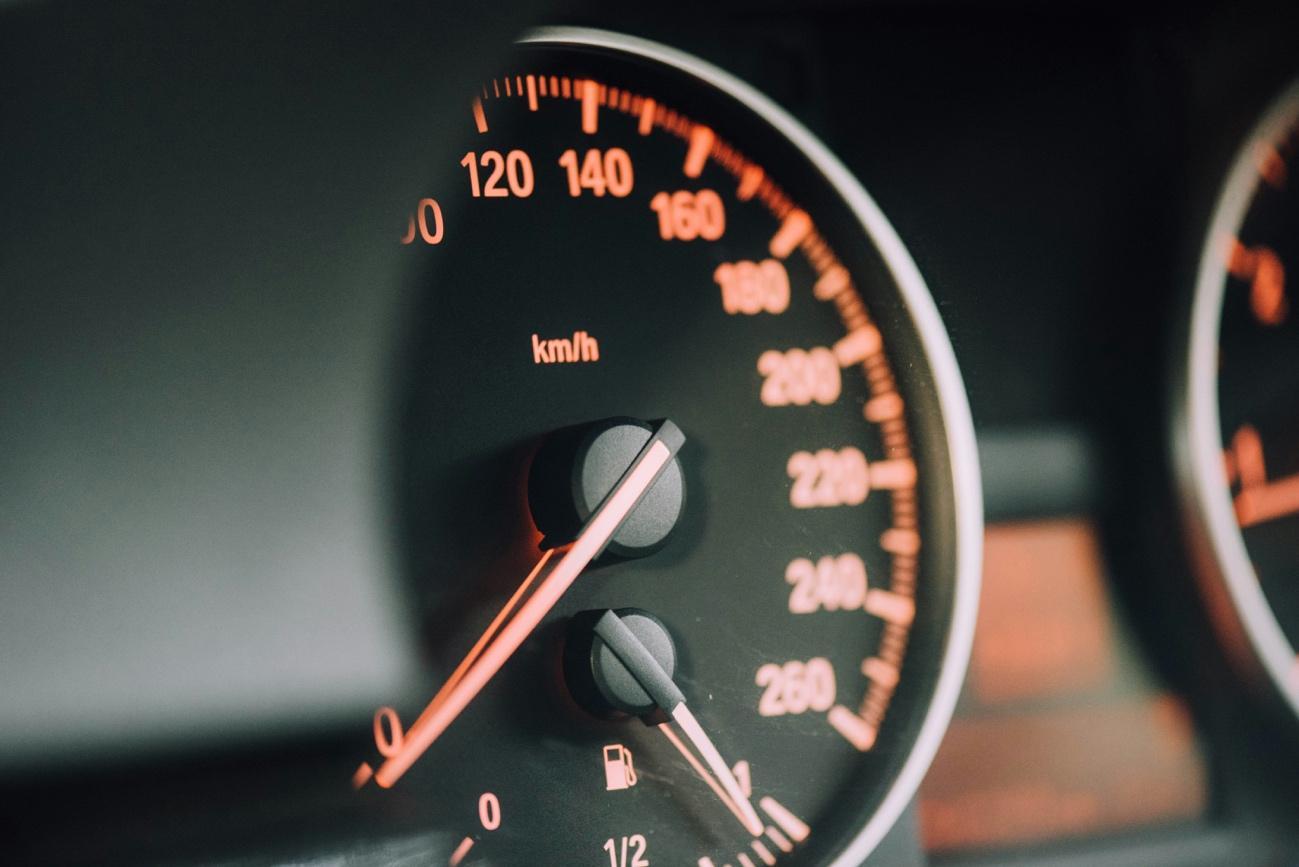 O ramo automotivo vem sendo muito importante, graças a inovações tecnológicas como os carros elétricos.Dessa forma, vale investir nele?